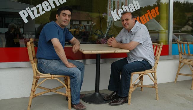 Ahmet Yildirim (rechts) und Hüseyin Tune vor ihrem «Holziker Treff».