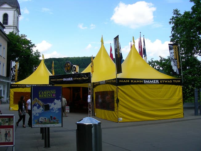 Zwischen Abfalleimer (Vordergrund) und reformierter Kirche steht das Scientologen-Zelt. Dieter Minder