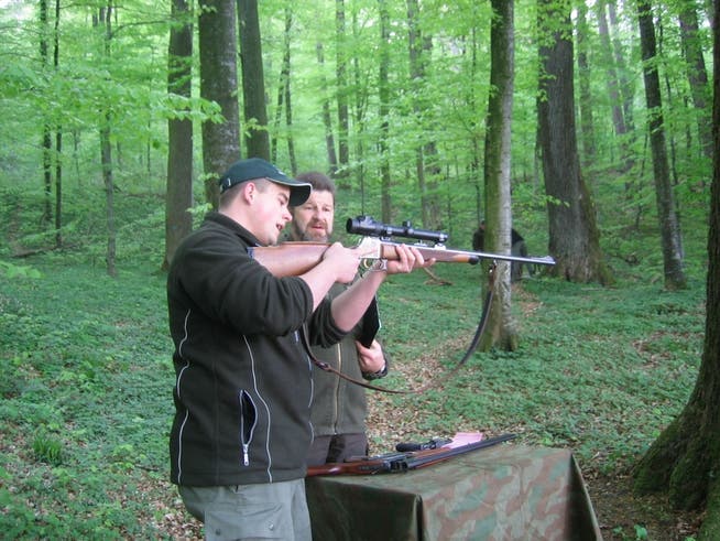 An der praktischen Prüfung werden nicht nur die Treffsicherheit, sondern auch die korrekte Handhabung der Waffe und die Beachtung der Sicherheit geprüft; auf dem Bild René Schärli (rechts) mit einem Prüfling.