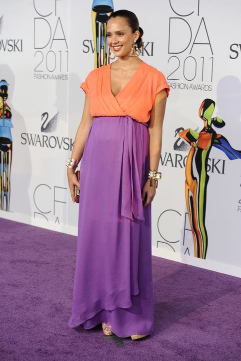 Die hochschwangere Schauspielerin Jessica Alba im zweifarbenen Dress
