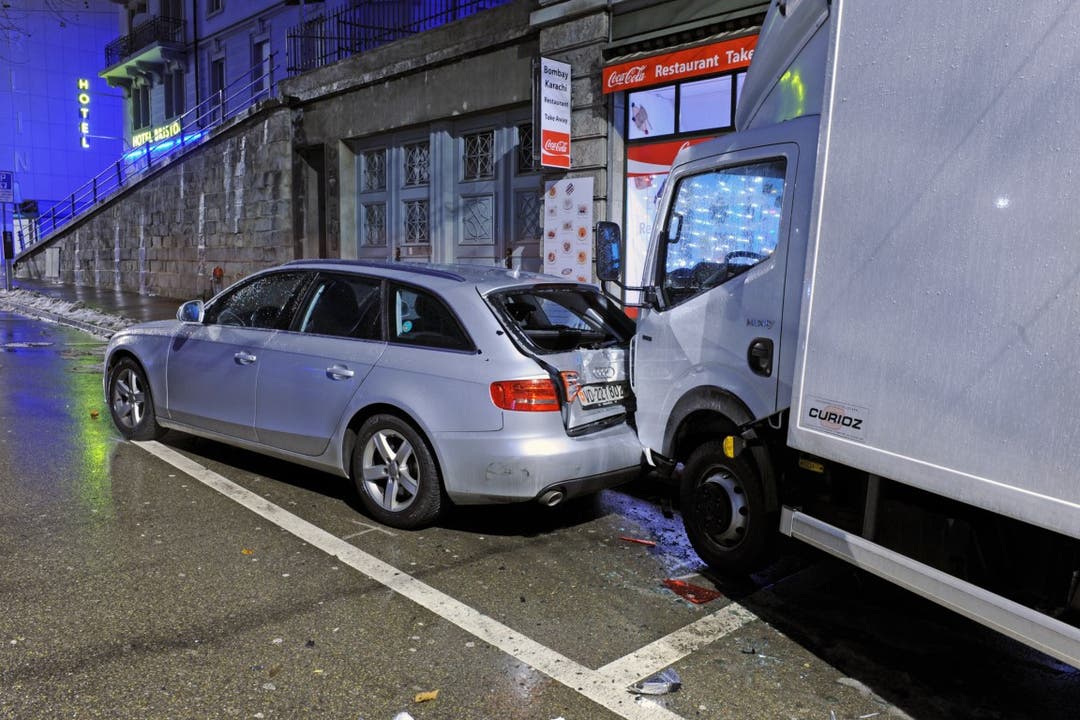 Auto knallt in parkierten Lieferwagen Bilder: Newspictures