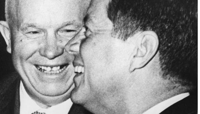 1961: Kennedy und Chruschtschow grinsen in Wien in die Kameras, drohen einander aber mit Krieg. Ullstein