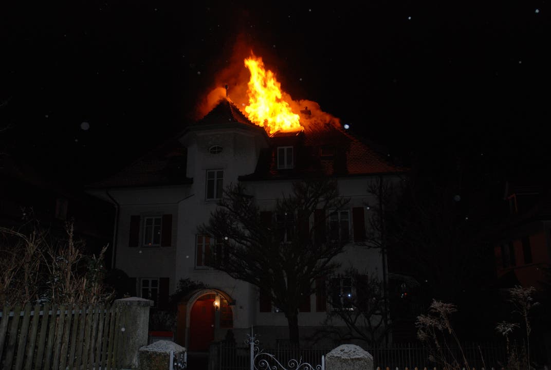 Dachstock-Brand Um 4.30 Uhr ging bei der Polizei der Notruf ein: An der Burgunderstrasse raucht es aus dem Dachstock eines 3-Familienhauses (Foto: Polizei Kanton Solothurn)