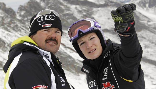 Thomas Stauffer mit Weltcupleaderin Maria Riesch bei einer Streckenbesichtigung. Imago