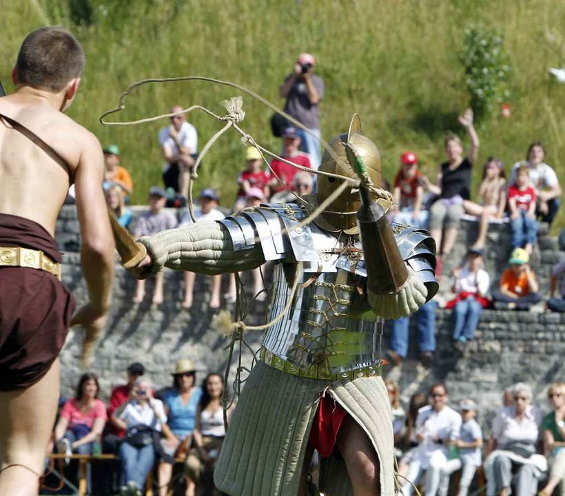 Römische Gladiatoren kämpfen im renovierten Amphitheater in Windisch. (Mai 2011)