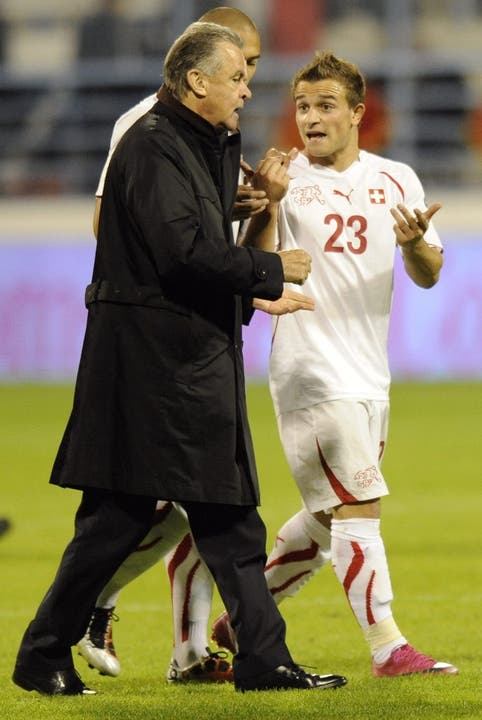  Xherdan Shaqiri mit Nati-Trainer Ottmar Hitzfeld und Captain Inler.