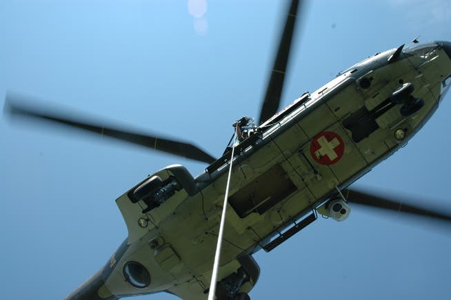 So sieht es aus, wenn der Fotograf an der Winde hochgezogen wird: Super Puma der Luftwaffe für Such- und Rettungseinsätze. pbg
