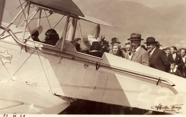12. April 1931: Ernst Knab ist mit der Moth in Grenchen gelandet und streckt sich nach dem Blumenstrauss, im vorderen Cockpit Passagier Tettamanti, rechts im hellen Anzug Flugplatzgründer Adolf Schild. SKG