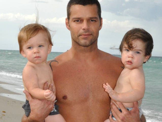 Ricky Martin Ricky Martin ist alleinerziehender Vater sei August 2008 . Seine Söhne Valentino und Matteo wurden von einer Leihmutter ausgetragen.
