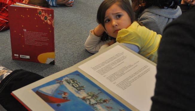 Studien zeigen: Kinder verstehen hochdeutsche Geschichten genauso gut wie Geschichten, die ihnen auf Schweizerdeutsch erzählt werden. az Die Sprache im Kindergarten ist zum Streitpunkt geworden.