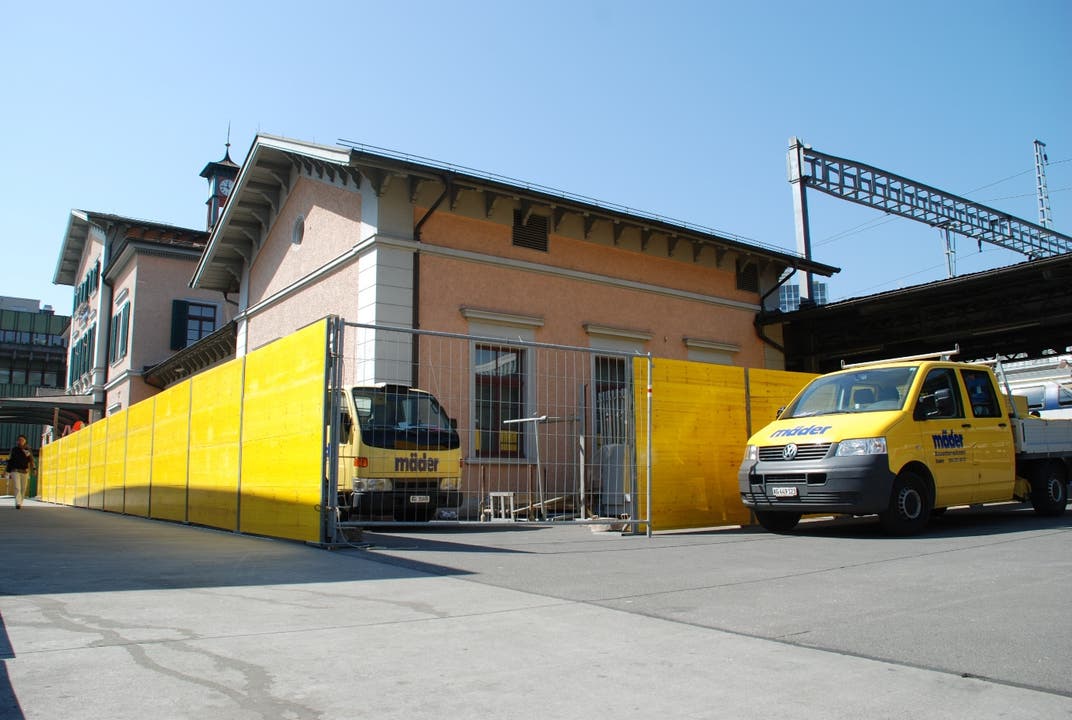 Bis Ende 2011 umrahmen die gelben Holzwände das Bahnhofsgebäude.