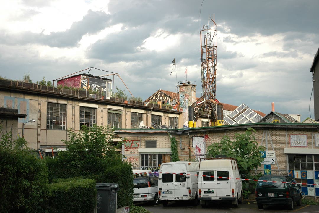 Das besetzte Fabrikareal im Zürcher Binz-Quartier ist mit irrwitzigen Installationen versehen (Foto: Matthias Scharrer)