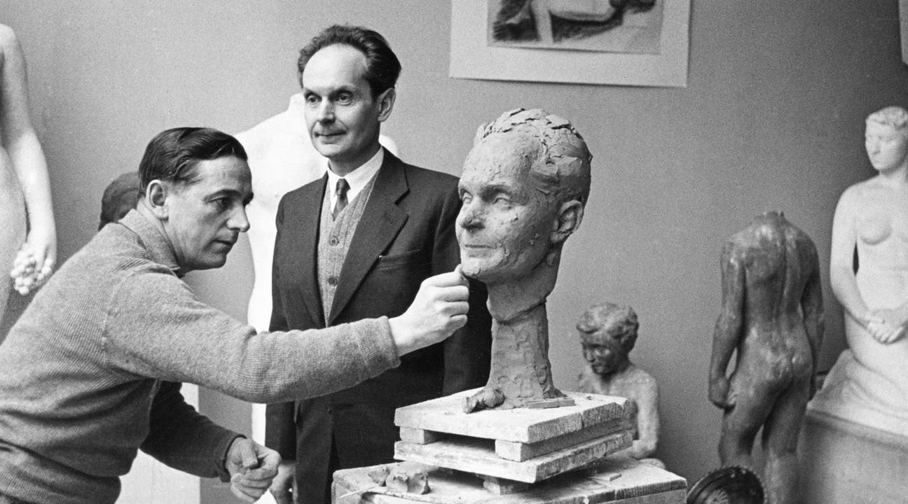 Der Wettinger Künstler und Bildhauer Walter Huser (1903-1981) Beim Arbeiten in seinem Atelier an der Bifangstrasse 15 in Wettingen.