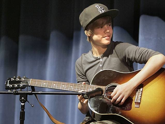 Jusitn Bieber bei einem Auftritt in einer Schule Zum Millionär brachte er es jedenfalls ganz ohne höhere Schule.