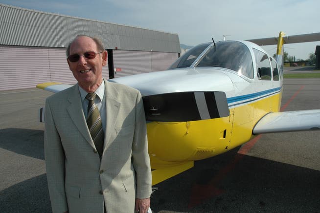 Walter Sauvain vor einem der Flugzeuge, mit dem er als «Mister Rundflug» viele Male in der Luft war. pgb