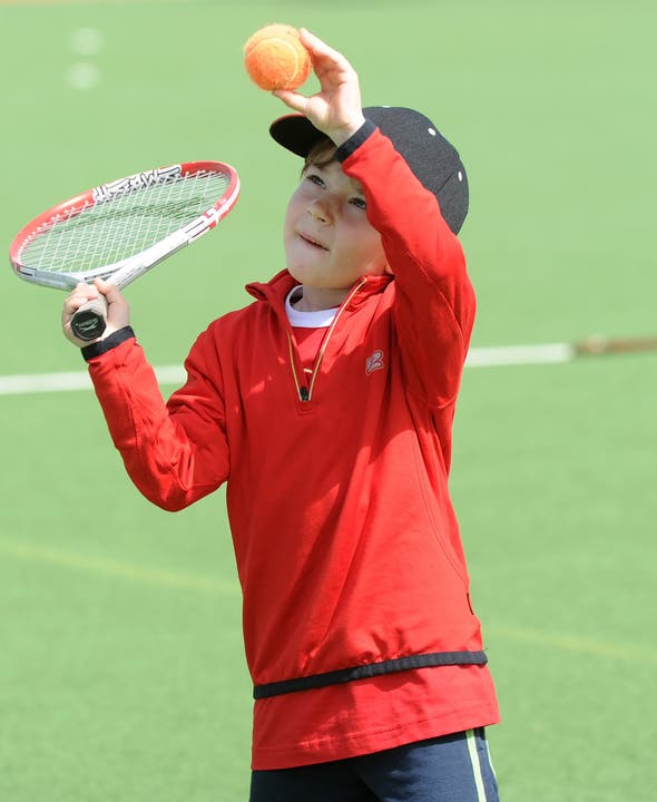 Hockeycamp Wettingen: Junge spielt Tennis