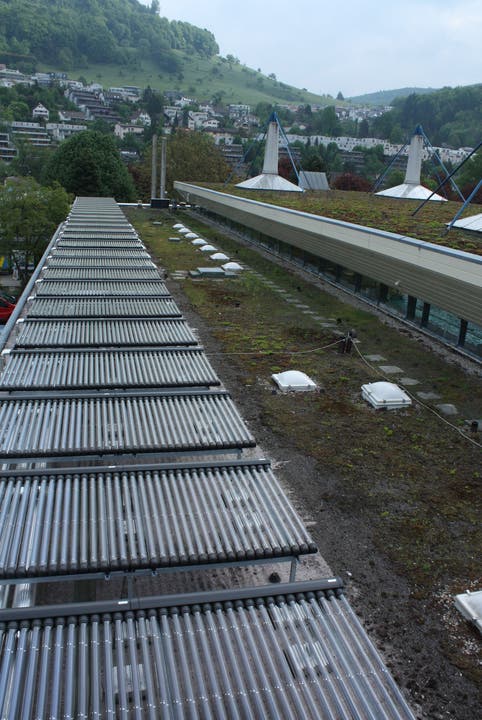 Seit September sind die Sonnenkollektoren auf dem Dach des Schwimmbad Gitterli in Betrieb.