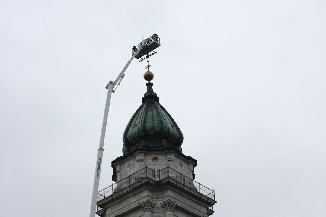 Kreuzkugeln auf St. Ursenturm in Solothurn überprüft