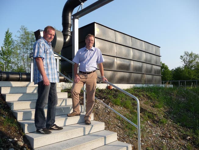 Klärmeister Ruedi Bürki (l.) und Bruno Gretener präsentieren den neuen Biofilter der Trocknungsanlage. mru