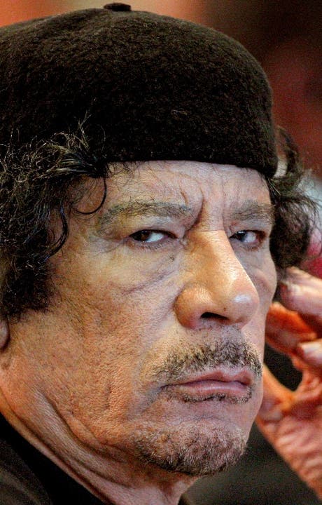 Lybien verhängt Visa-Stopp Libya's leader Muammar Gaddafi attends the Food and Agriculture Organisation (FAO) Food Security Summit in Rome November 16, 2009. Government leaders and officials meet in Rome on Monday for a three-day U.N. summit on how to fight global hunger, but anti-poverty campaigners are already writing off the event as a missed opportunity. With the world's hungry topping one billion for the first time in history, the U.N. Food and Agriculture Organisation had called the summit, hoping that leaders would commit to raising the share of official aid spent on agriculture to 17 percent of the total -- its 1980 level -- from 5 percent now. That would amount to $44 billion a year, up from $7.9 billion now. REUTERS/Alessandro Di Meo/Pool (ITALY IMAGES OF THE DAY POLITICS SOCIETY HEADSHOT AGRICULTURE)