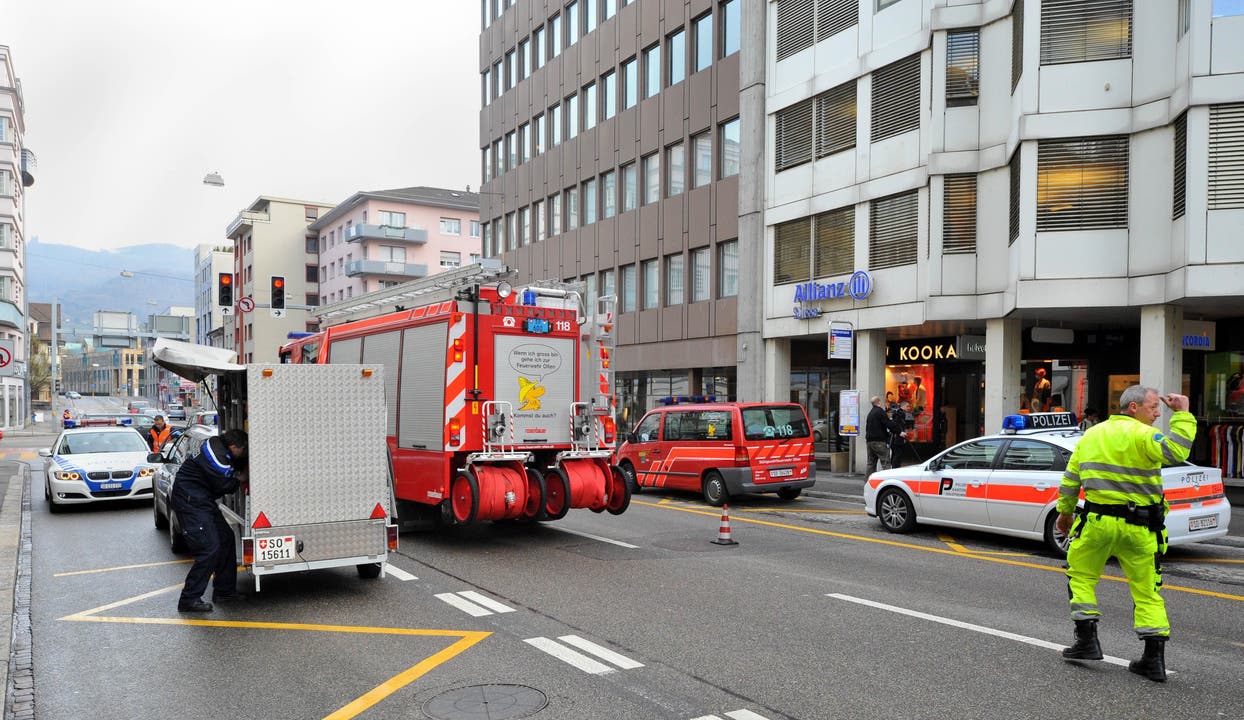  Nach dem mutmasslichen Anschlag auf Swissnuclear sichern Feuerwehr und Polizei das Gebäude.