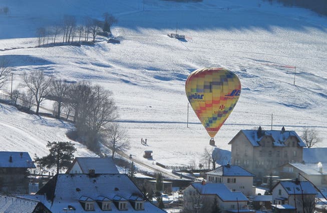 Der Heissluftballon ist in sicherer Entfernung von Bäumen, Häusern und Leitungen gelandet, fürs Verladen wurde er dann Richtung Strasse verschoben. Fotos: Walter Schmid