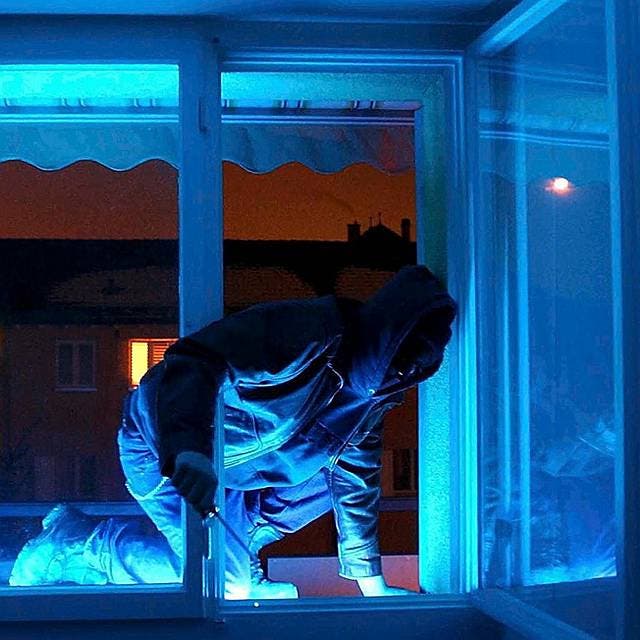 Einbrecher steigt durch das Fenster ein (Symbolbild)