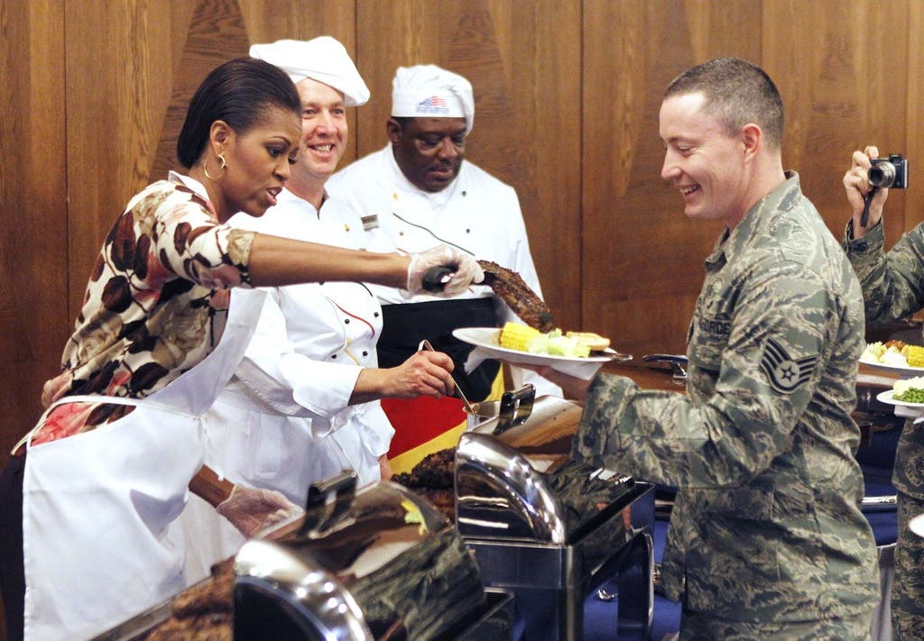 Kellnerin Firstlady Michelle Obama bedient einen Soldaten auf dem US-Luftwaffenstützpunkt in Ramstein