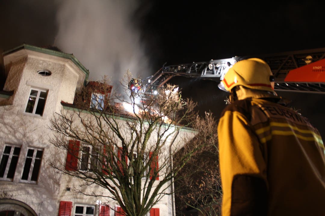 Dachstock-Brand Ein Feuerwehrmann beobachtet die Löscharbeiten (Foto: Christof Ramser)