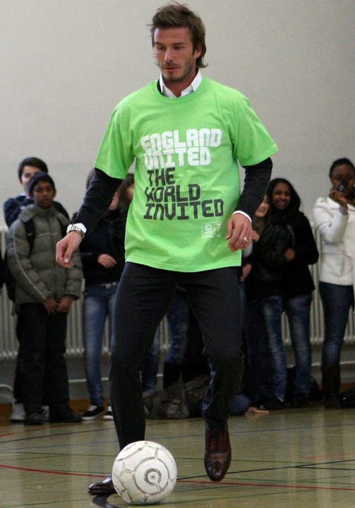  David Beckham führt den Schülern seine Ballkünste vor.