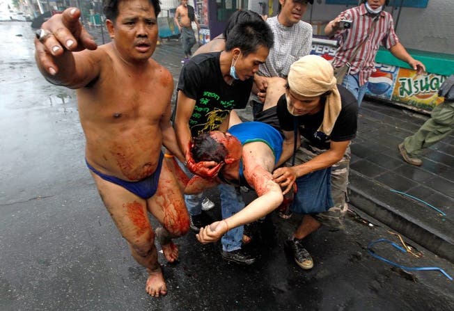 Thailand: Rothemden tragen erschossenen Demonstranten weg