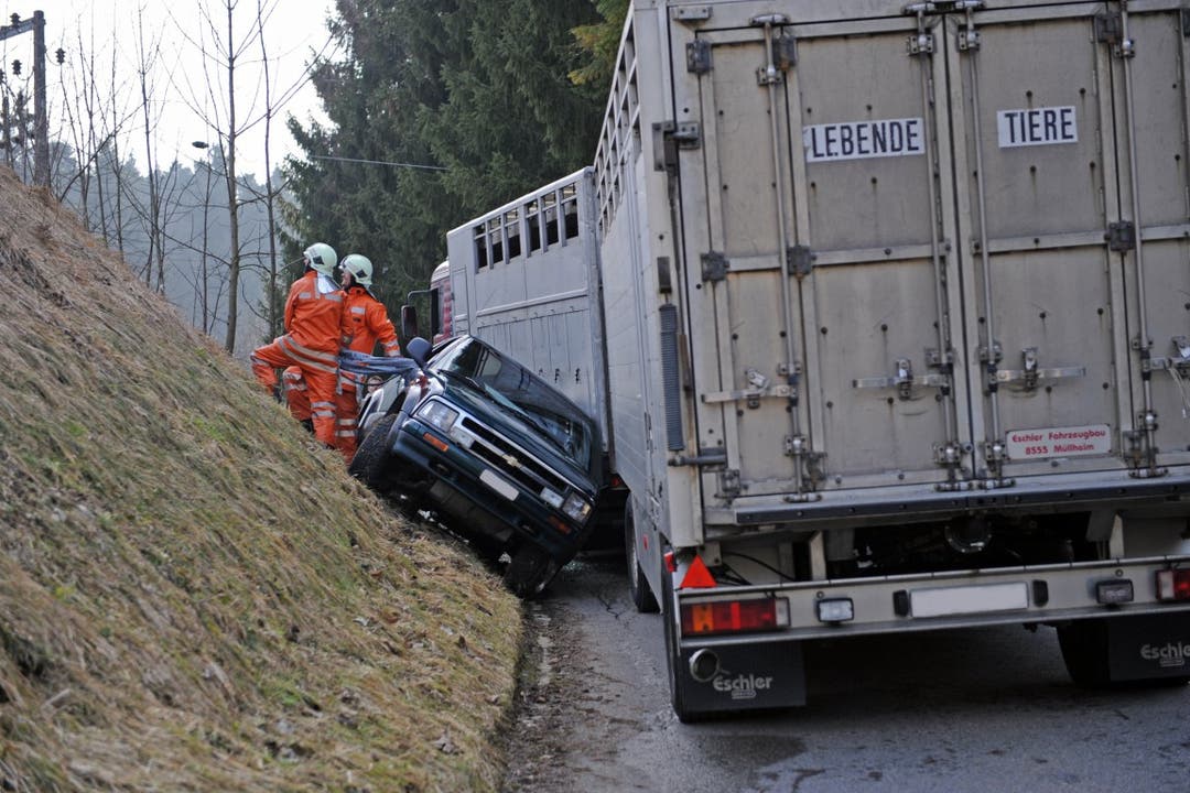 Verkehrsunfall in Bauma ZH: Auto verkeilt