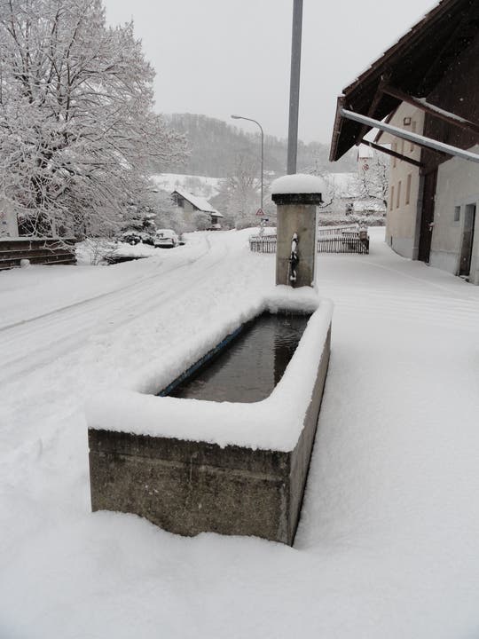  Dorfstrasse in Oberhof tief verschneit Foto Walter Christen