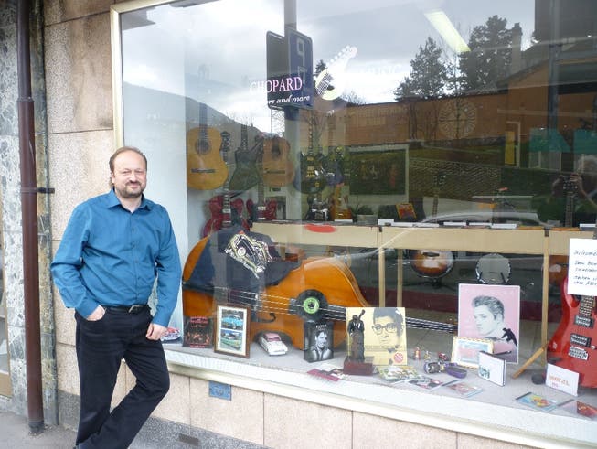 Roland Chopard lässig vor seinem Laden an der Centralstrasse. tru