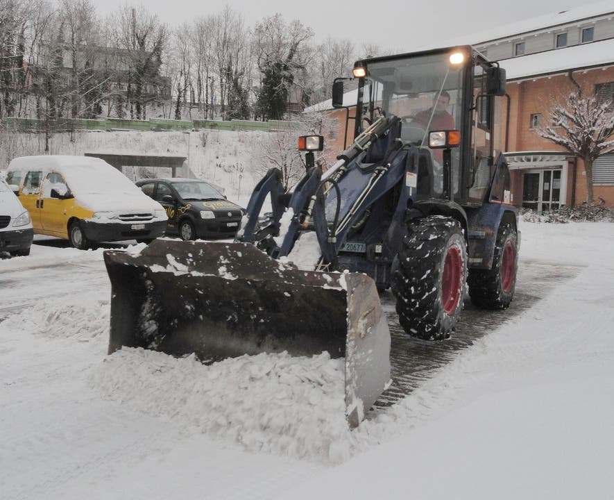  Firmenparkplatz in Aarau wird vom Schnee befreit Foto Walter Christen