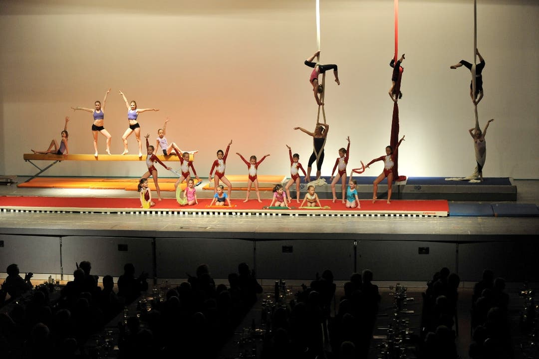 Die Kunstturnerinnen des BTV bis 16 Jahre zeigen Akrobatisches am Vertikaltuch und auf den klassischen Turngeräten. Martin Töngi