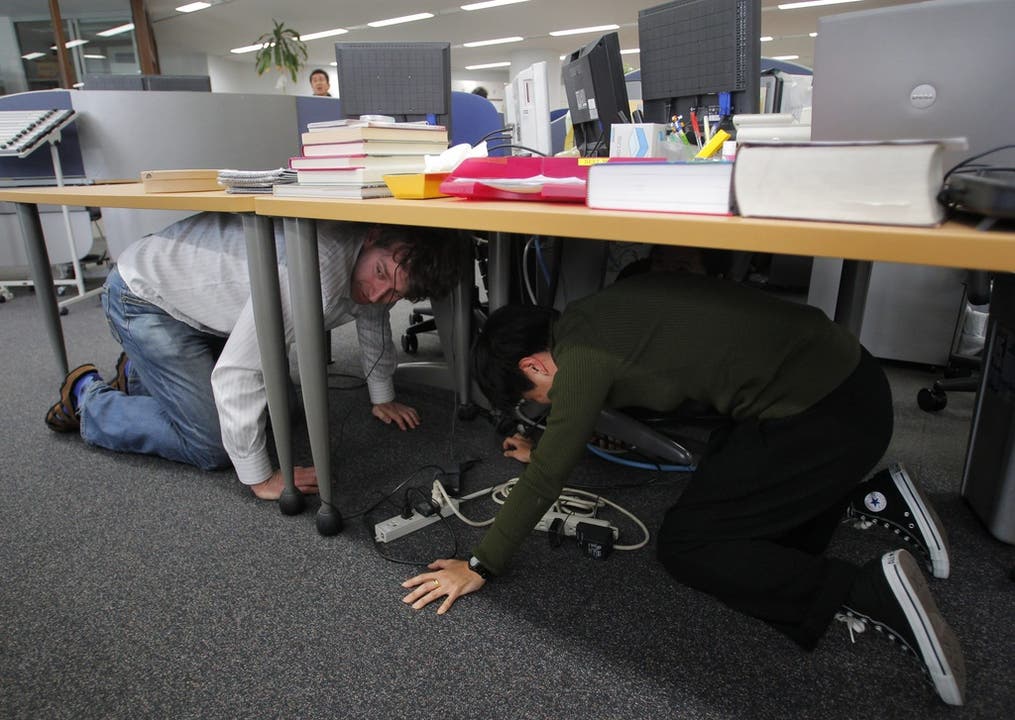 Angestellte verkriechen Sich unter Schreibtisch