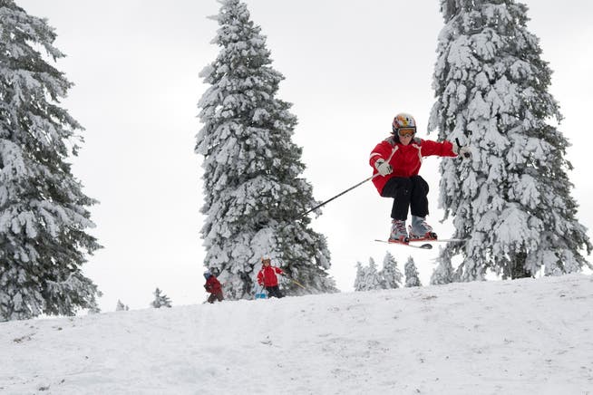 Passionierte Freizeitsportler von klein bis gross vollbringen angesichts der Schneemassen wahrhafte Freudensprünge.