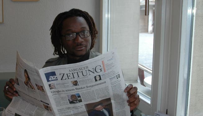 Endlich: Olivier Cayo liest in der Zeitung von Gbagbos Verhaftung.