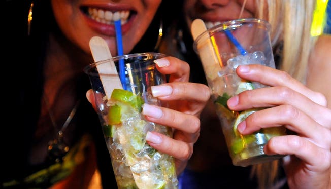 Ein Weitergabeverbot von Alkohol, ein Werbeverbot oder gar ein Konsumverbot für unter 16-Jährige: Die Verwaltung prüft verschiedene Ideen. mt
