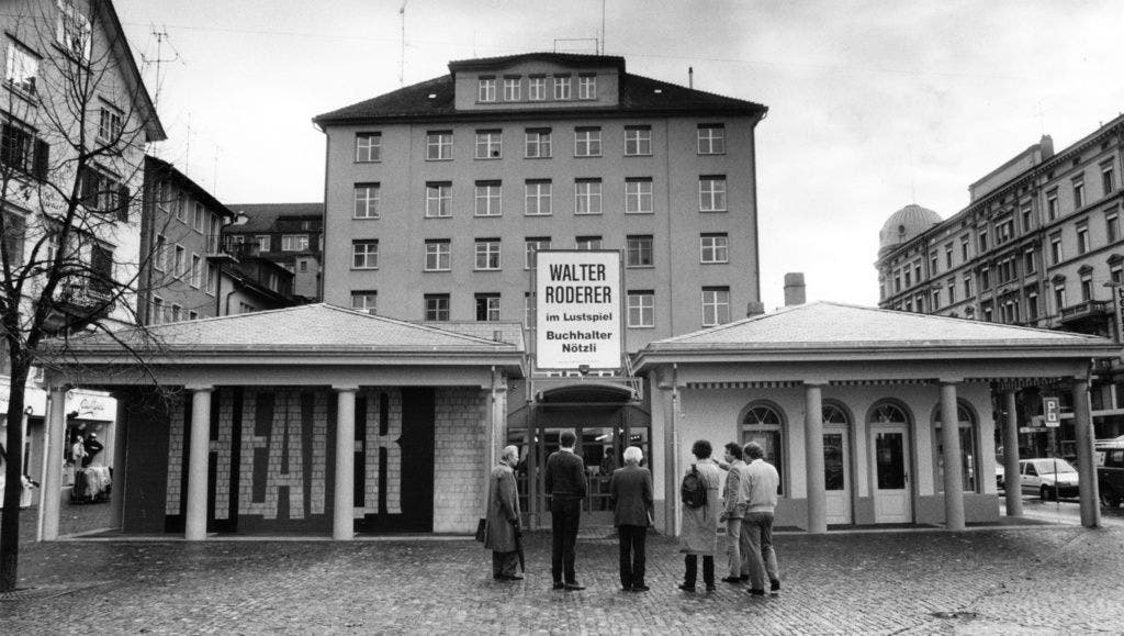 Hechtplatztheater in Zürich, dem Heimathafen von Roderer: Das Plakat macht Werbung fürs Roderers Paraderolle, den Buchhalter Nötzli.