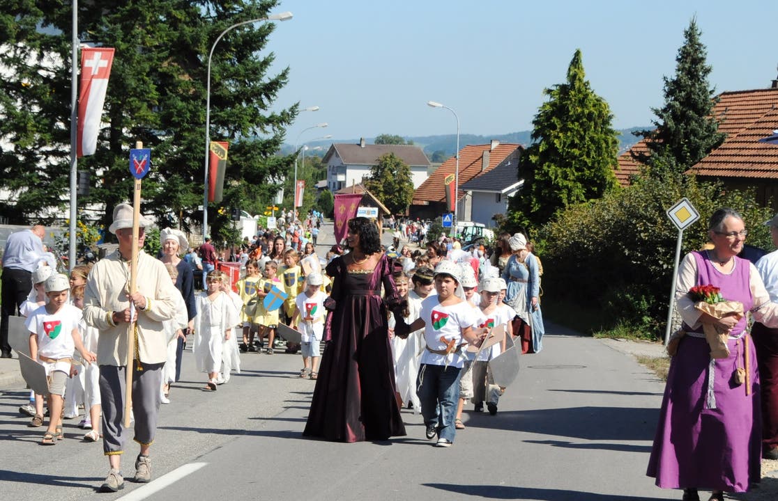 Festumzug zum 700-Jahr-Jubiläum von Meinisberg 1100 Kinder der Schulen Meinisberg kamen als Ritter