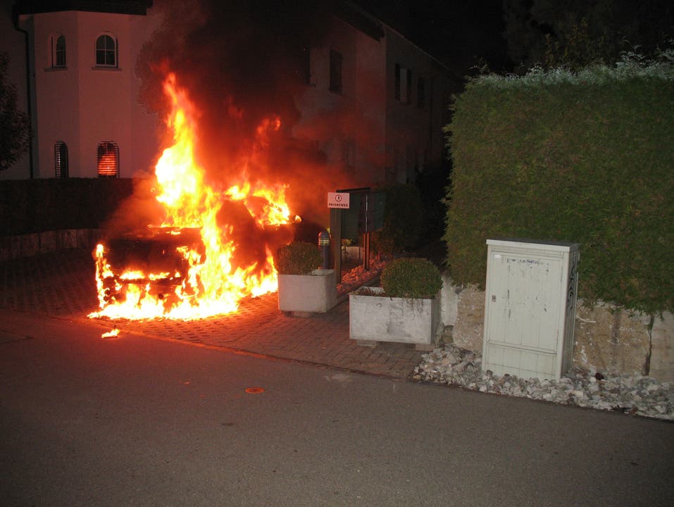 Das Auto wurde in Unterlunkhofen an einer Abzweigung in Brand gesetzt