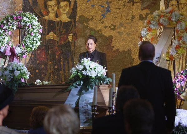 Dramatische Szene bei der Beerdigung: Die Schwiegermutter gesteht die Tat.