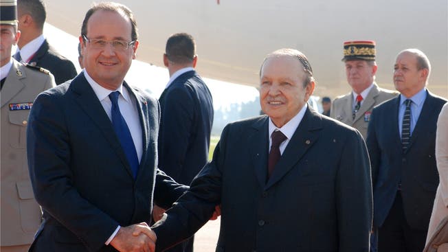 Der algerische Präsident Abdelaziz Bouteflika (r.) begrüsst François Hollande am Flughafen von Algiers.