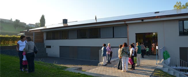Das Süddach des erweiterten und sanierten Schulhauses in Geltwil produziert bereits Strom. Es dürften in kurzer Zeit weitere Anlagen dazukommen. fotos: ES
