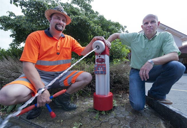 Brunnenmeister Mario Probst (links) und Gemeinderat Martin Schönmann zeigen an einem Hydranten beim Räberhus, wie das öffentliche Wassernetz geknackt werden kann – zum Schaden der Allgemeinheit. Marcel Bieri