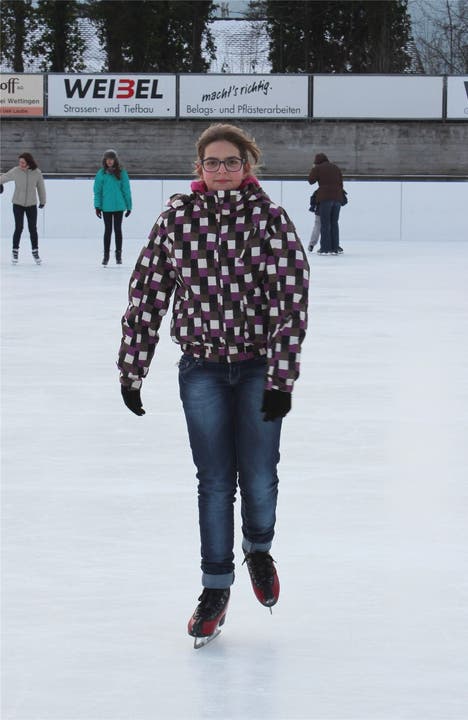 Mariana Micic (12) geniesst den Tag auf dem Eis.