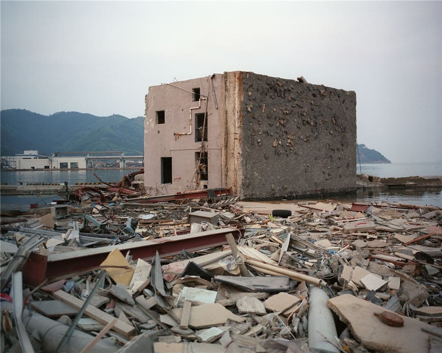 Umgestürzt: In Onagawa warf der Tsunami ein Haus auf die Seite.