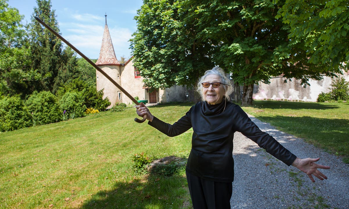 «Mit Chrüüz und Fahne»: Louise Schellenberg öffnet Tore zum Schloss Hilfikon